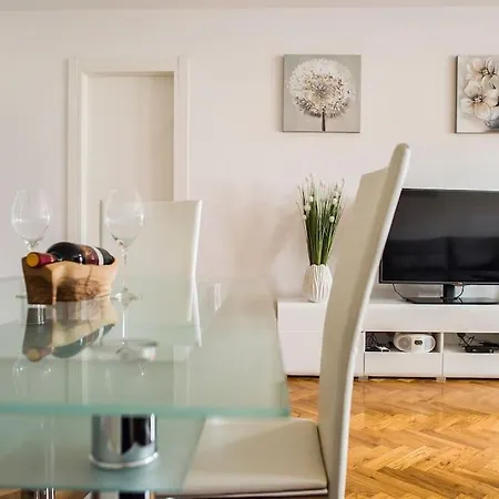 Jully Apartman