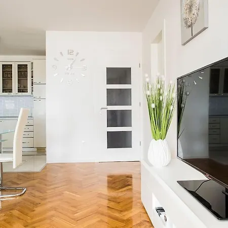 Jully פודסטראנה