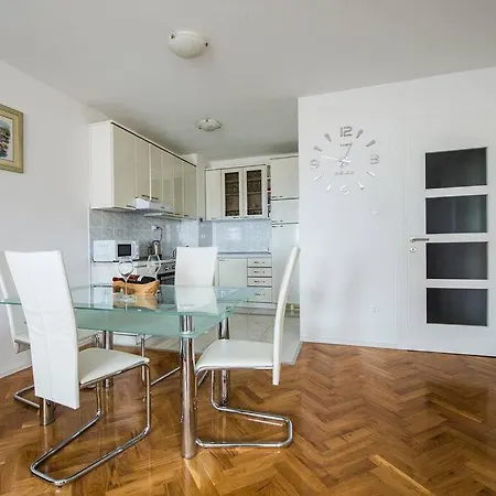 Jully Apartman Podstrana