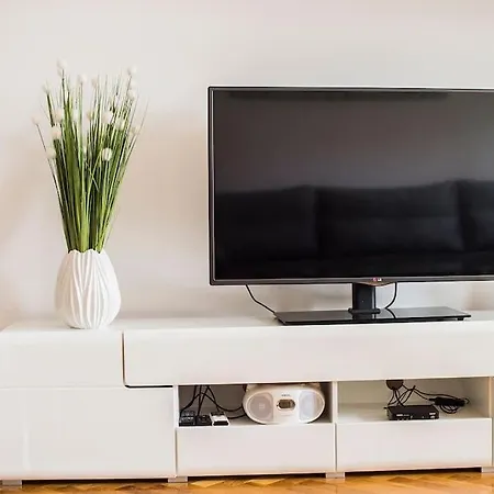 Jully פודסטראנה