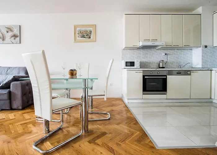 Jully 포드스트라나