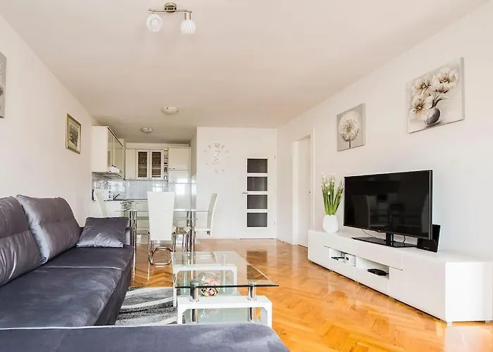 Jully Appartement Podstrana